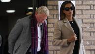 Boris Becker, tenista exnúmero uno del mundo, y su pareja, Lilian de Carvalho Monteiro, salen del juzgado de la Corona de Southwark.