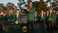Scottie Scheffler sostiene el trofeo de campeón del Masters de Augusta.