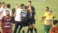 El DT del Desportiva Ferroviária agredió a la árbitra asistente con una cabezazo durante el Campeonato Capixaba