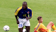 Freddy Rincón conduce el balón durante el partido entre Colombia y Rumania en la fase de grupos del Mundial de Francia 1998.