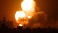 Las llamas y el humo se elevan durante los ataques aéreos israelíes en medio de un estallido de violencia entre Israel y Palestina, en el sur de la Franja de Gaza.
