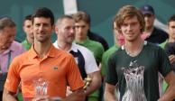 Andrey Rublev, derecha, posa con Novak Djokovic luego de la final en el Abierto de Serbia.