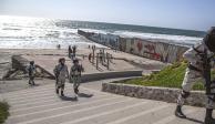 Elementos de la Guardia Nacional resguardan el muro fronterizo, en las playas de Tijuana, durante un operativo para encontrar a migrantes, el pasado 12 de febrero.