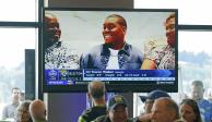 Aficionados de los Seahawks observan cómo Travon Walker, aparece en la televisión cuando los Jaguars lo eligieron como la primera selección en el NFL Draft 2022.