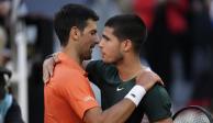 Novak Djokovic, izquierda, saluda a Carlos Alcaraz en la semifinal del Mutua Madrid Open.