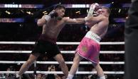 Dmitry Bivol lanza un golpe al "Canelo" Alvarez durante la pelea por el cetro AMB de las 175 libras.