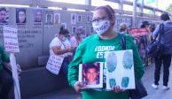 Madres de desaparecidos protestan frente a la FGR.