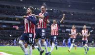 Cristian Calderón festeja el gol con el que Chivas venció 1-0 a Cruz Azul en el primer partido de Ricardo Cadena como timonel.