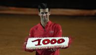 Novak Djokovic festeja su pase a la final del Masters de Roma con un pastel que hace alusión a sus 100 victorias como profesional.