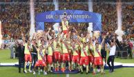 Los futbolistas del Atlético Morelia festejan con el trofeo que los acredita como monarcas de la Liga de Expansión.