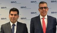 Samuel Vázquez (izq.) y Carlos Serrano, economistas de BBVA México, en  rueda de prensa, ayer.