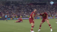 Gianluca Mancini le suelta un golpe a uno de sus compañeros de la Roma tras el partido ante el Feyenoord en la final de la Conference League.