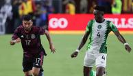 Jesús "Tecatito" Corona conduce el balón en el más reciente amistoso entre México y Nigeria, en julio del año pasado.