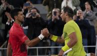 Novak Djokovic, izquierda, felicita a Rafael Nadal, quien ganó los Cuartos de Final de Roland Garros.