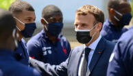 Kylian Mbappé y Emmanuel Macron durante un entrenamiento de Francia en la Eurocopa del año pasado.