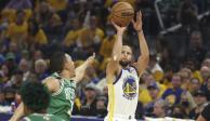 Stephen Curry, Warriors, lanza durante el Warriors vs Celtics, Juego 2 de las NBA Finals 2022.
