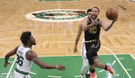 Stephen Curry (30),&nbsp;Warriors, intenta una clavada ante los Celtics en el Juego 3 de las Finales de la NBA