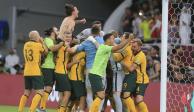 Jugadores de Australia celebran la victoria sobre Perú en el Repechaje rumbo a Qatar 2022.