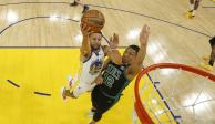 Stephen Curry (30), de Warriors, y Grant Williams, de Celtics (12), durante el Juego 5 de las Finales NBA 2022, el pasad0 13 de junio.