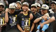 Jugadores de Warriors celebran con el trofeo Larry O'Brien su coronación en las Finales de la NBA 2022.