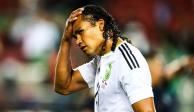 Carlos "Gullit" Peña se lamenta durante un partido con la Selección Mexicana.