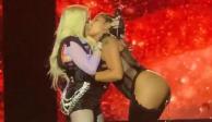 Madonna y Tokischa se dan tremendo beso en concierto para celebrar el orgullo LGBT+ (VIDEO)