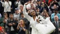 Serena Williams se despide del público luego de su caída ante Harmony Tan en la primera ronda de Wimbledon.