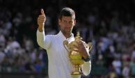 Novak Djokovic celebra con el trofeo, tras vencer a Nick Kyrgios en la final de Wimbledon.