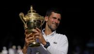 Novak Djokovic levanta el trofeo de campeón de Wimbledon.