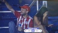 Mujer en estadio de futbol se esconde cuando la toma la cámara y se hace viral