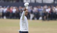 Tiger Woods saluda al público al recibir una ovación tras su participación en la segunda ronda del Abierto Británico de Golf.