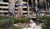 Un oso de peluche y un columpio, junto a edificios destruidos por ataques militares, mientras continúa la invasión rusa a Ucrania