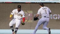 Jeff McNeil (1), de los Mets de Nueva York, y Ronald Acuña Jr., de los Bravos de Atlanta, persiguen un sencillo de José Ramírez, de Cleveland, de la Liga Americana, en el MLB All-Star Game 2022.