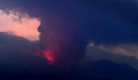 Volcán Sakurajima entró en erupción la noche de este domingo.