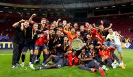 Futbolistas del PSV Eindhoven festejan tras proclamarse campeones de la Supercopa de los Países Bajos.