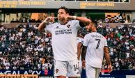 Javier "Chicharito" Hernández festeja su anotación de penalti en el duelo de la MLS entre LA Galaxy y Vancouver Whitecaps.