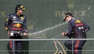 Checo Pérez y Max Verstappen celebran el 1-2 del GP de Bélgica
