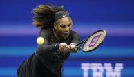 Serena Williams regresa un tiro a Danka Kovinic, en la Primera Ronda del US Open