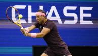 Rafael Nadal regresa una bola a Rinky Hijikata durante la Primera Ronda del US Open