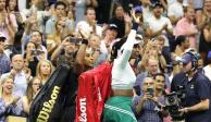 Serena y Venus Williams se despiden de la afición tras quedar eliminadas en la primera ronda del torneo de dobles del US Open.