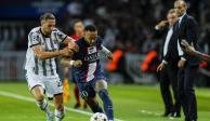 Neymar pelea el balón con Adrien Rabiot, durante el partido de Champions League entre el PSG y Juventus, Group H, 6/sept/2022.