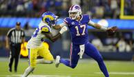 Josh Allen (17), quarterback de los Bills, intenta dejar atrás a Nick Scott, safety de los Rams, en el duelo inaugural de la NFL.