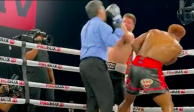 El boxeador mexicano Mario Aguilar golpea al árbitro de su pelea ante&nbsp;Brandon Glanton