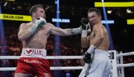 "Canelo" Álvarez conecta un golpe a Gennady Golovkin en su pelea de box en Las Vegas.
