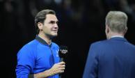 Roger Federer da unas palabras al público que se reunió en la O2 Arena de Londres para ver el último juego de su carrera.