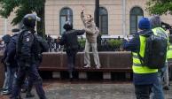 Durante las protestas contra el anuncio del presidente Vladimir Putin, una joven se sube a un banco y grita: “¡No somos carne de cañón!”, antes de que la policía la arreste