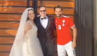 El futbolista egipcio Mohamed Salah se coló a la foto de una pareja de recién casados.