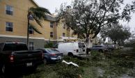 Se ven árboles caídos y escombros en un estacionamiento cuando el huracán Ian toca tierra en el suroeste de Florida, en Fort Myers, Florida.