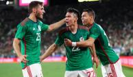 Santiago Giménez, Hirving Lozano y Héctor Moreno festejan el gol del Chucky en el amistoso entre México y Perú rumbo al Mundial Qatar 2022, el mes pasado.