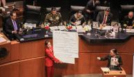 La senadora Lilly Téllez muestra una lista de criminales y la senadora de Morena, Lucía Trasviña, le pide que "quite esa chinga..."